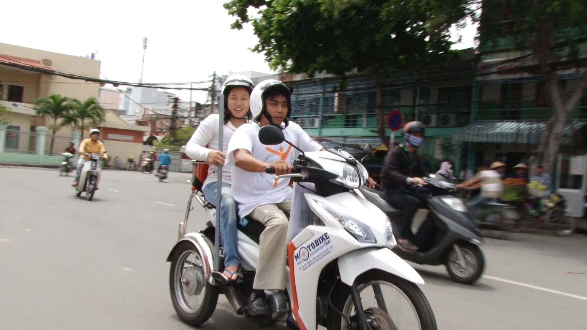 Motorbike taxi - Motorbike taxi – dịch vụ mới mẻ đầy tính nhân văn