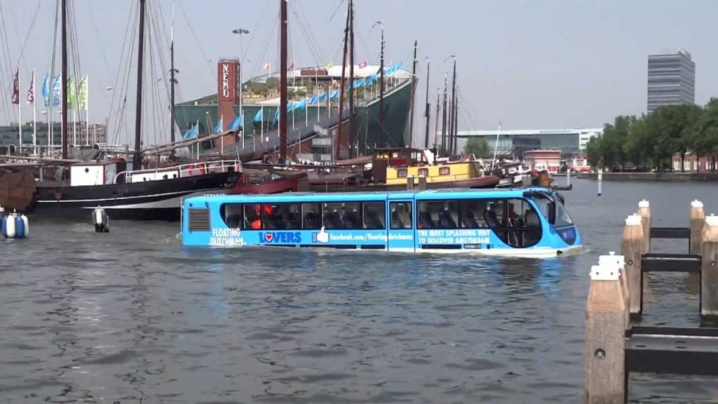 maxresdefault 1024x576 - Taxi khổng lồ “bơi” trong nước độc đáo ở Amsterdam