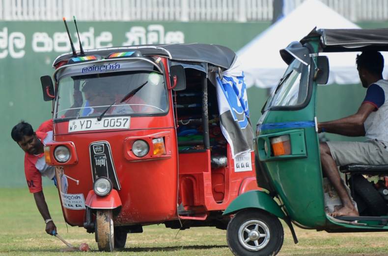 Choi polo bang xe tuk tuk 7 - Chơi Polo bằng xe Tuk Tuk ở Sri Lanka
